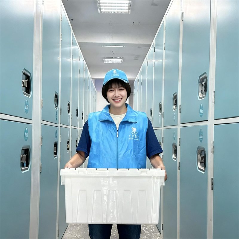 大象盒子親切的服務人員，於櫃位走道為客戶搬運收納箱