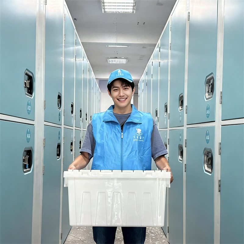 大象盒子服務人員於整潔的迷你倉走道協助客戶